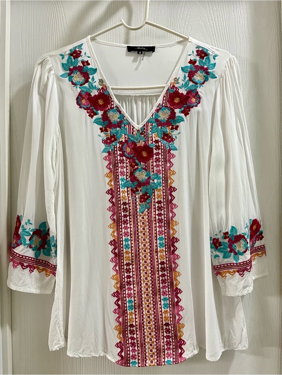 Andree Tops - Embroidered white blouse